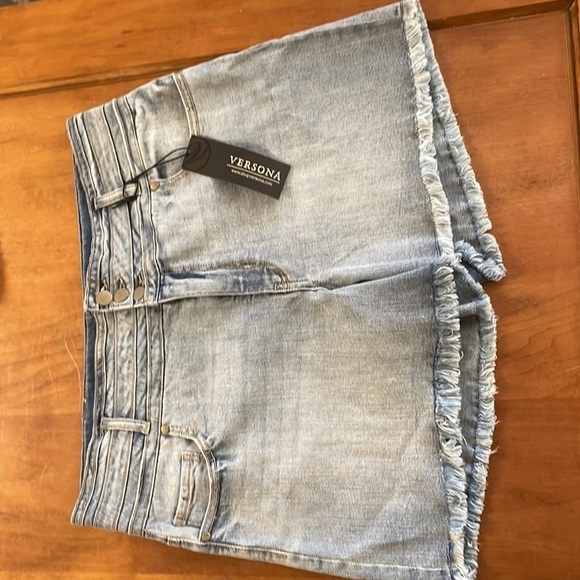 VERSONA NWT Jean Shorts Size 16 - Picture 3 of 10
